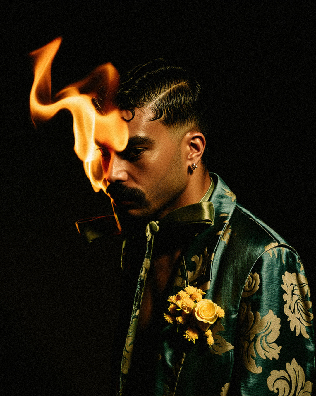 Marco Vincit surge em uma composição visual intensa, com chamas simbolizando paixão e destruição. O fogo molda sua identidade, refletindo o impacto visceral do single Vai se Fuder. — Single Vai Se Fuder, Marco Vincit