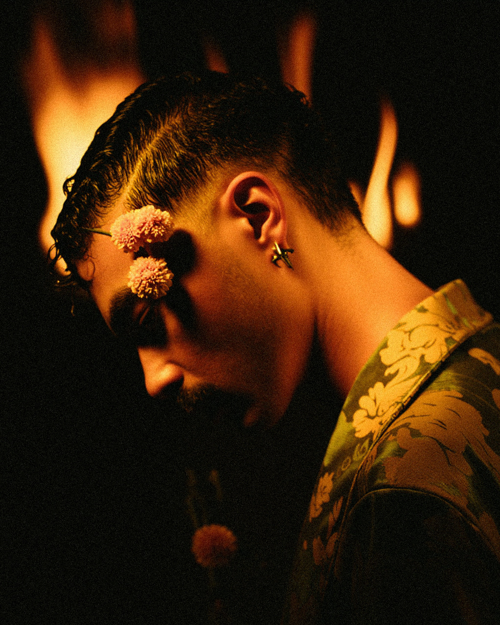 Marco Vincit aparece envolto em sombras e fogo, criando um contraste visual impactante que reforça a energia caótica e libertadora de Vai se Fuder. — Single Vai Se Fuder, Marco Vincit