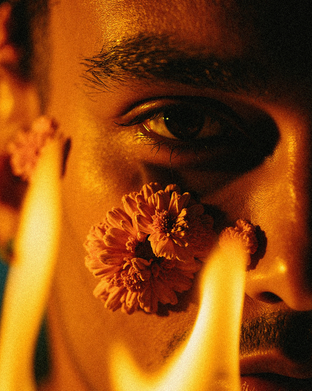 Com olhos cobertos por flores e chamas dominando sua mente, Marco Vincit representa o embate entre dor e beleza, capturando a essência crua e poética de Vai se Fuder. — Single Vai Se Fuder, Marco Vincit