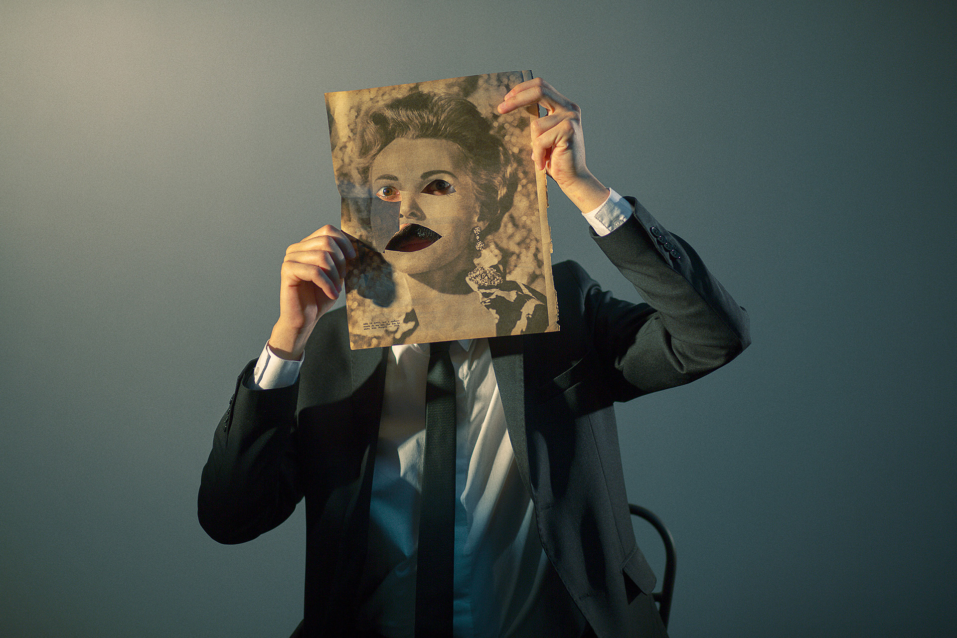 O retrato vintage feminino sobreposto ao rosto masculino brinca com a fluidez da identidade. Marco Vincit referencia as trocas de palavras e significados exploradas na letra da música “VIRA”. — Vira, Marco Vincit