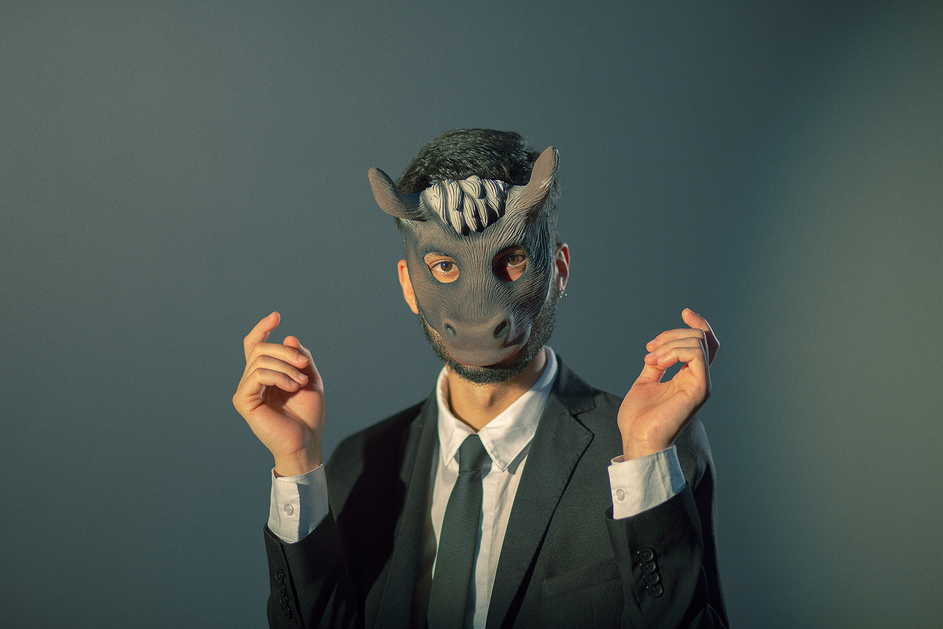 A máscara de burro retorna, agora com gestos mais teatrais, indicando que a metamorfose está em curso. Marco Vincit reflete um personagem que encarna suas várias faces. — Vira, Marco Vincit